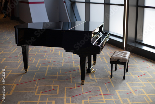 Fotografie piano à queue dans une salle de concert de musique classique