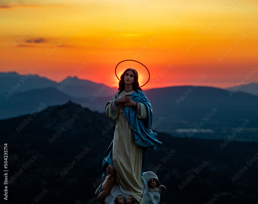 Bella escultura de la Virgen María al amanecer - obrazy, fototapety, plakaty 