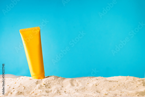 Принти на полотні Sunscreen lotion on sandy beach