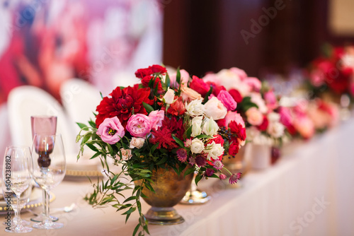 Bouquets of flowers in vase on the wedding table