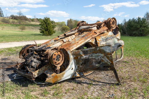 Cuadro en lienzo The car burned down after an accident. Burned car