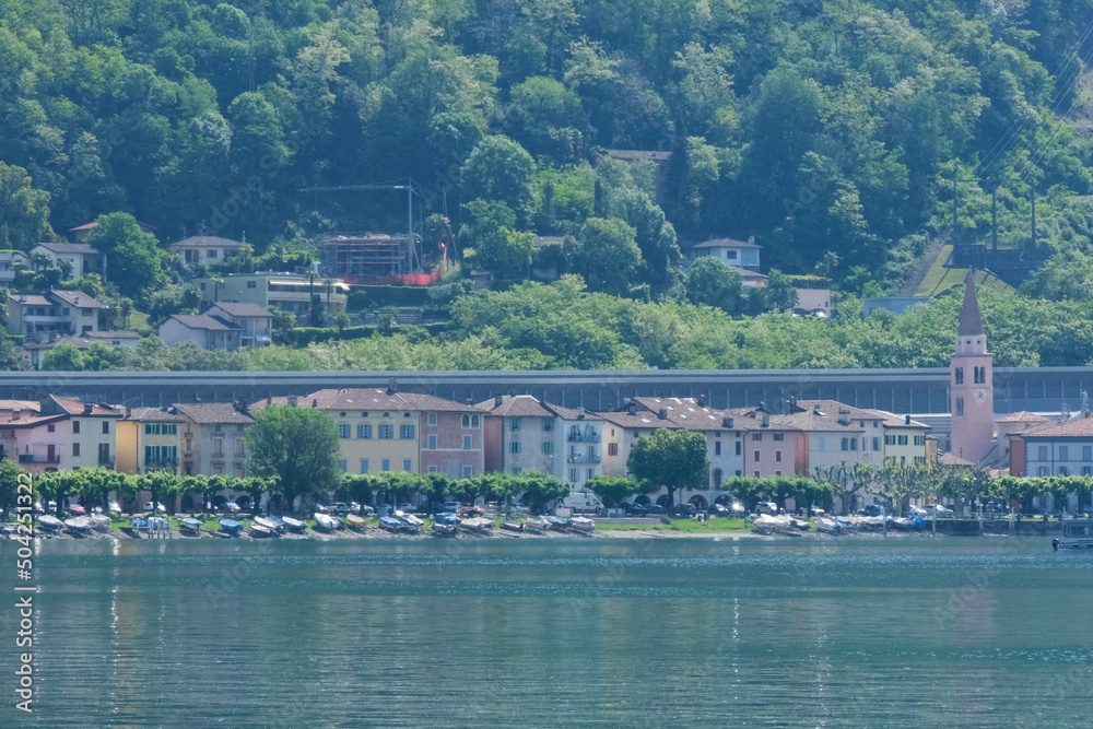 Panorama di Bissone dal Ponte Diga di Melide.