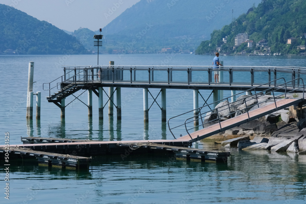 Il lungolago sul Ponte Diga a Melide in Canton Ticino, Svizzera, Italia.