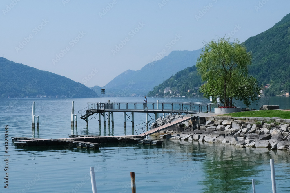 Il lungolago sul Ponte Diga a Melide in Canton Ticino, Svizzera, Italia.