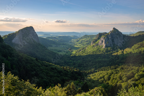Roches Tuilière et Sanadoire, au coucher du soleil - Auvergne, France
