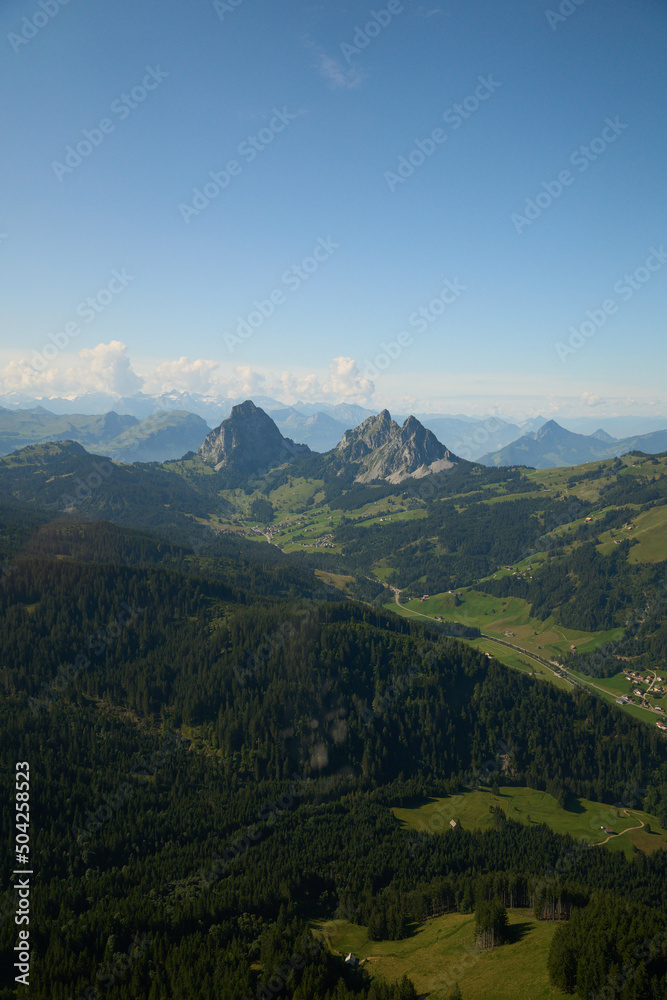 Helikopter Aufnahmen in den Bergen der Schweiz