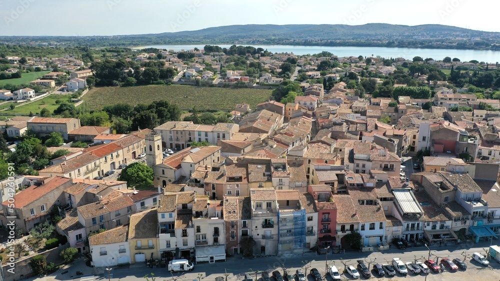 survol des parcs à huitres à Bouzigues au dessus du bassin de Thau en Occitanie	