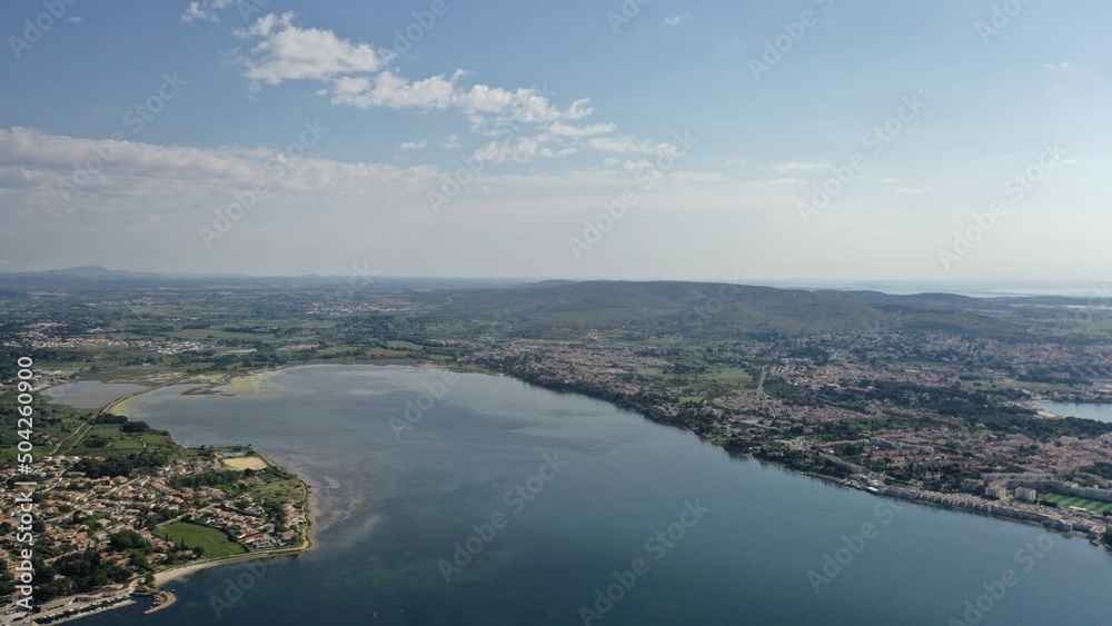 survol des parcs à huitres à Bouzigues au dessus du bassin de Thau en Occitanie survol des parcs à huitres à Bouzigues au dessus du bassin de Thau en Occitanie