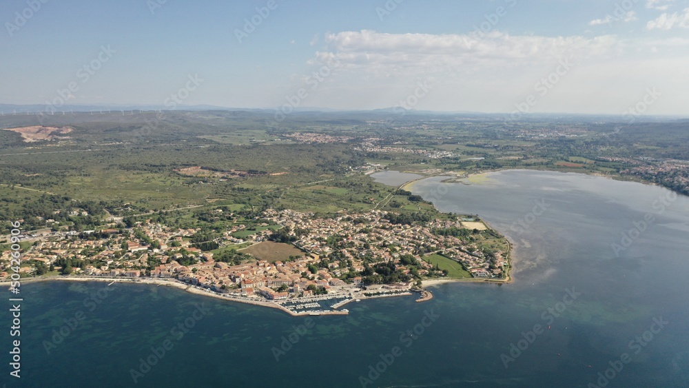 survol des parcs à huitres à Bouzigues au dessus du bassin de Thau en Occitanie survol des parcs à huitres à Bouzigues au dessus du bassin de Thau en Occitanie