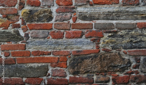 Antichissimo muro toscano fatto di pietre e mattoni photo