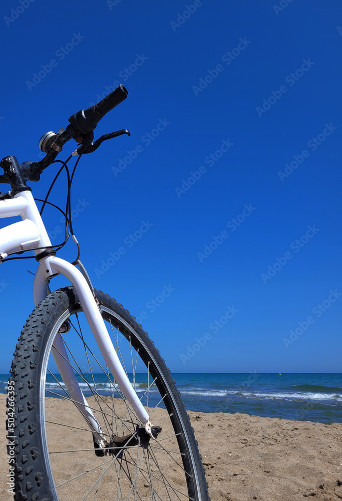 Fototapeta premium White bicycle on the beach