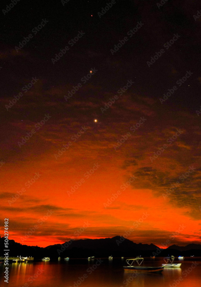 Obraz premium pôr-do-sol, céu, sol, escurecer, natureza, laranja, escurecer, paisagem, nascer do sol, vermelho, anoitecer, faísca, noite, amarelo, bela, silhueta, cor, azul, verão, horizonte, alvorecer, manhã,