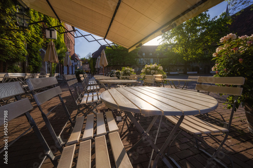 Fototapeta Naklejka Na Ścianę i Meble -  Cafe Teestübchen auf dem Ballhofplatz in Hannover am frühen Morgen