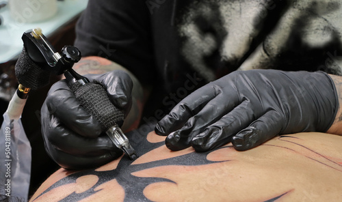 Tatuador en sesi  n de tatuaje tatuando un tatuaje a una persona