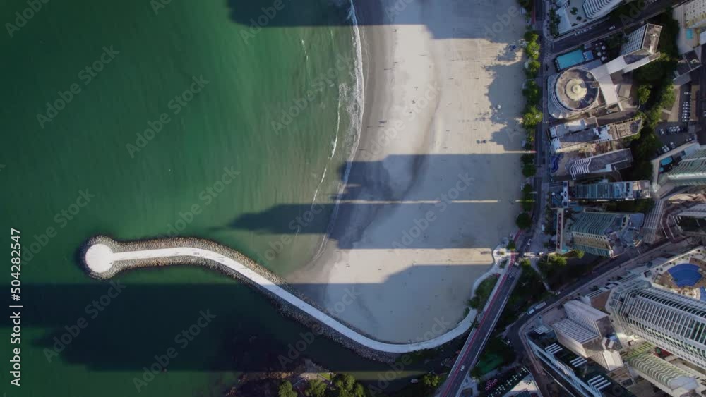 Imagem aérea da sombra projetada por prédios em Balneário Camboriú