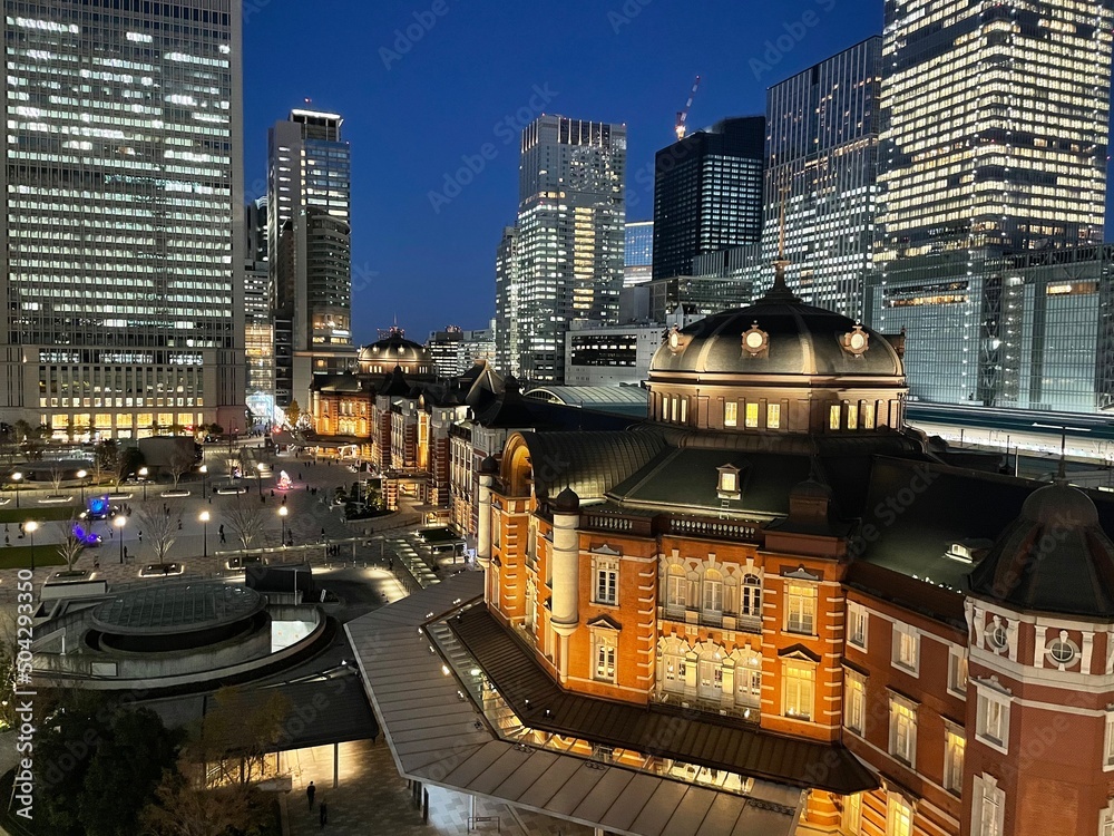 東京駅を眺める女性