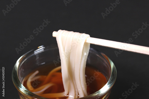 冷やしうどんを食べる