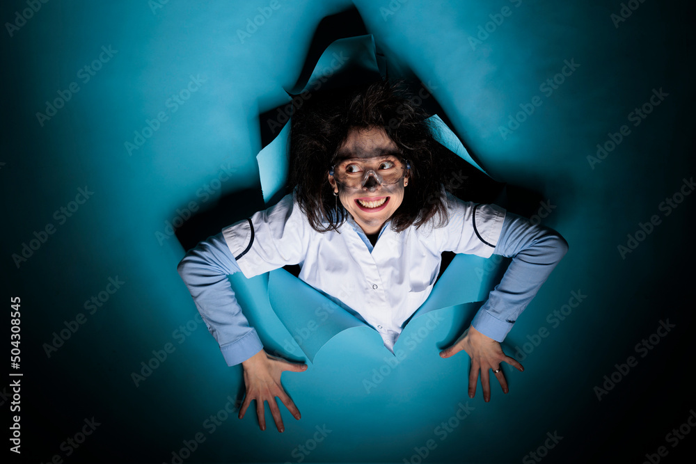Foto de Lunatic chemist with messy hair and dirty face grinning ...