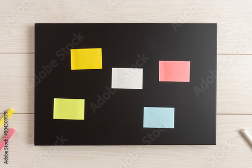Sticky notes on the blackboard. Schedules, points, to do list, priorities, businesses, education, items, information, bulletin boards, etc.　黒板の上の付せん。スケジュール、ポイント、to do リスト、優先事項、ビジネス、教育、項目、情報、掲示板など