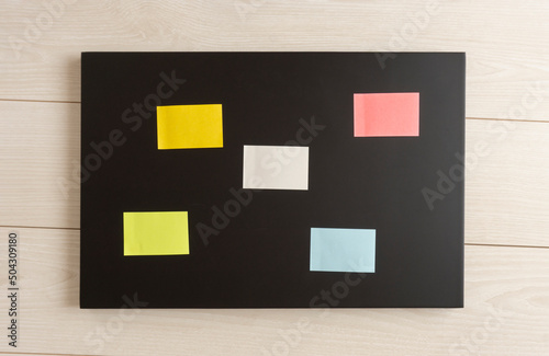Sticky notes on the blackboard. Schedules, points, to do list, priorities, businesses, education, items, information, bulletin boards, etc.　黒板の上の付せん。スケジュール、ポイント、to do リスト、優先事項、ビジネス、教育、項目、情報、掲示板など