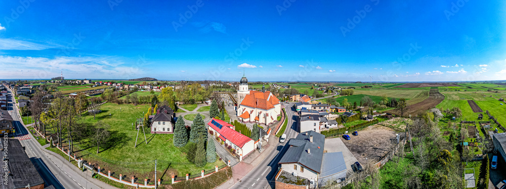 wieś Lubsza z lotu ptaka z zabytkowym murowanym kościołem. Śląsk w Polsce