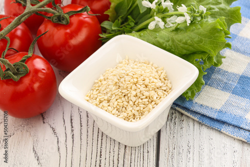 Raw sesame seeds in the bowl