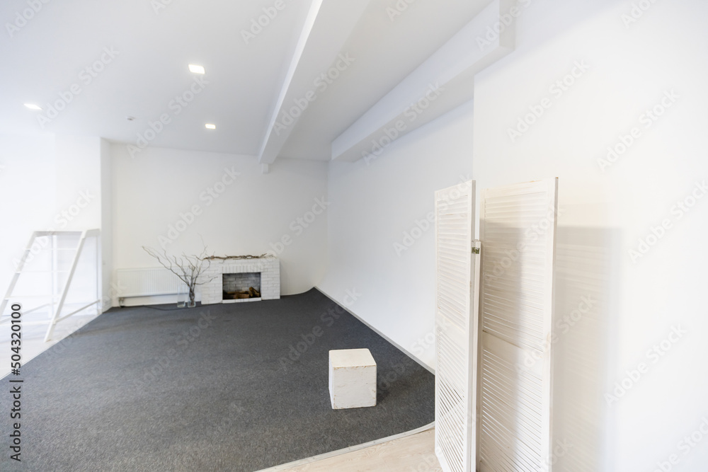 Obraz premium Bright empty office interior, white large office space.