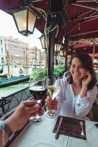 Foto first person point of view couple in cafe outdoors drinking wine smiling woman
