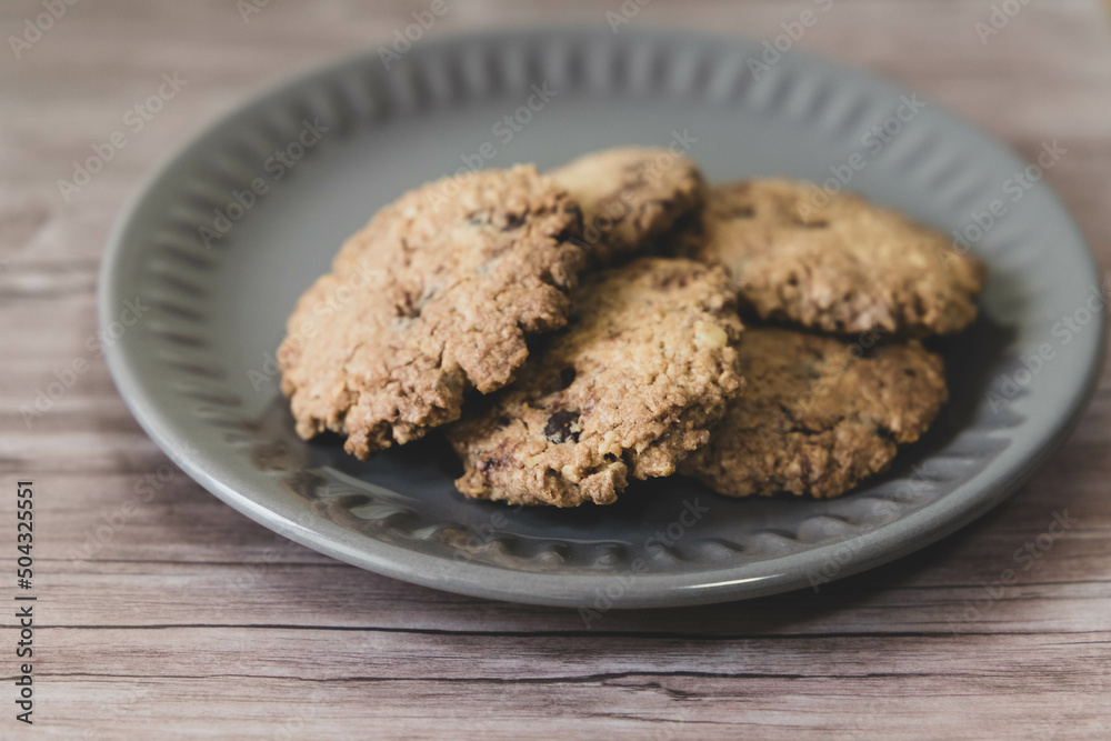 お皿に並べられたオーツ麦のクッキー お皿に並べられたオーツ麦のクッキー