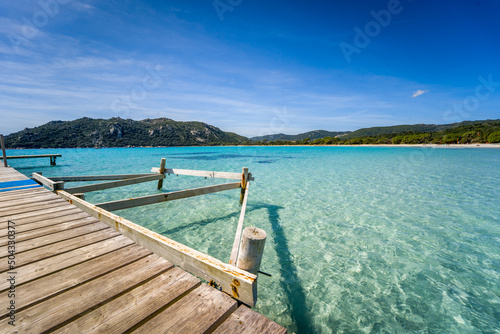 Paysage magnifique - Corse du sud - plage de Santa Giulia - ponton sur la mer turquoise photo