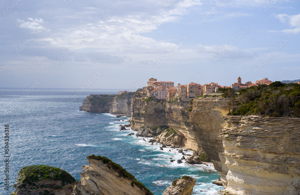 Paysage de Corse - ville de Bonifacio sur la falaise
