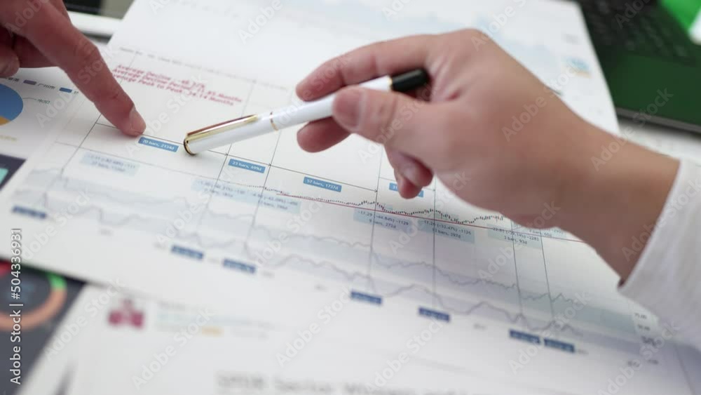 An analyst who analyzes and discusses financial data charts of listed companies An analyst who analyzes and discusses financial data charts of listed companies