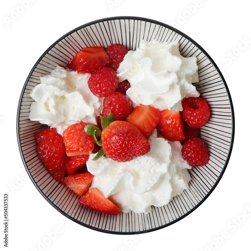 Salade de fruits rouges  fraises et framboise sur fond blanc - vue de dessus