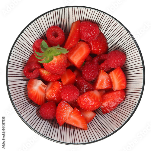 Salade de fruits rouges, fraises et framboise sur fond blanc - vue de dessus photo