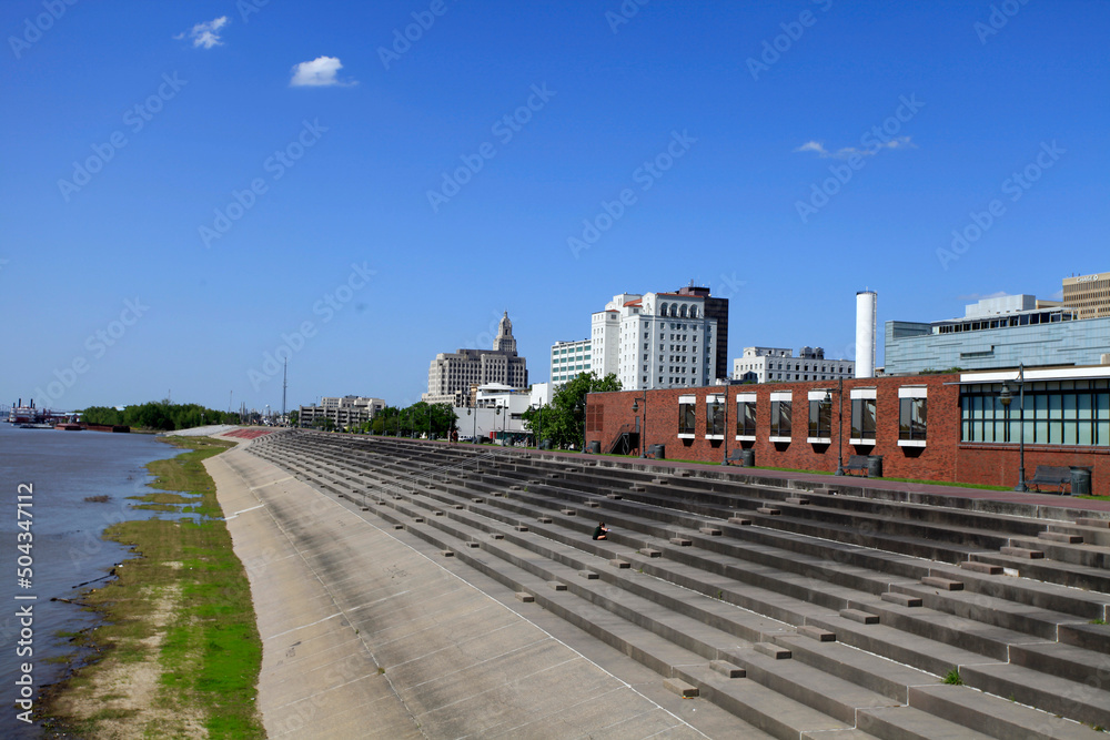 Riverfront Plaza mit unzähligen Sitzgelegenheiten entlang des Mississippi in Baton Rouge, Louisiana, USA -
Riverfront Plaza with countless seats along the Mississippi in Baton Rouge, Louisiana, USA  -