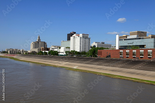 Riverfront Plaza mit unzähligen Sitzgelegenheiten entlang des Mississippi in Baton Rouge, Louisiana, USA -
Riverfront Plaza with countless seats along the Mississippi in Baton Rouge, Louisiana, USA  -