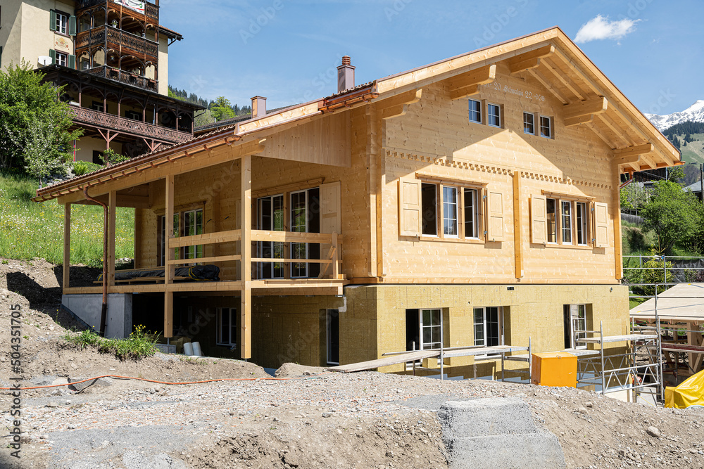 Bau eines Wohnhauses aus Holz, Kanton Graubünden, Schweiz