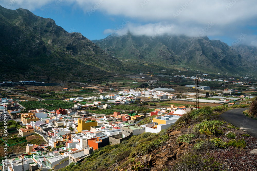 Vista del colorido pueblo de Buenavista Norte y las montañas volcánicas que lo rodean, Tenerife, Islas Canarias, España
