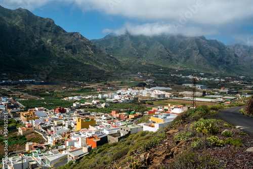 Vista del colorido pueblo de Buenavista Norte y las montañas volcánicas que lo rodean, Tenerife, Islas Canarias, España
 photo