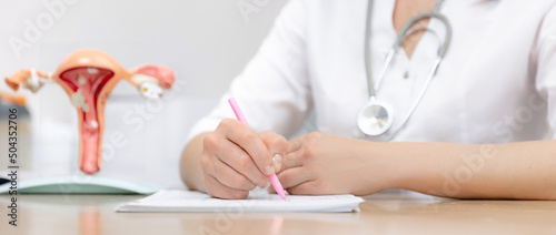 Canvas-taulu Gynecologist doctor work with patient in medical institution, model of female re
