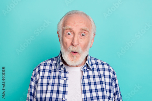 Photo of cute old man with stunned face see huge sales on black friday bargains isolated on turquoise color background