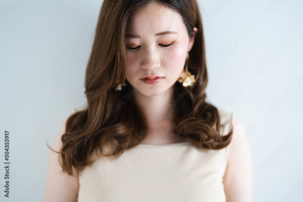 金の耳飾りをした女性 金の耳飾りをした女性