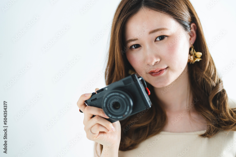 カメラを持った女性 カメラを持った女性