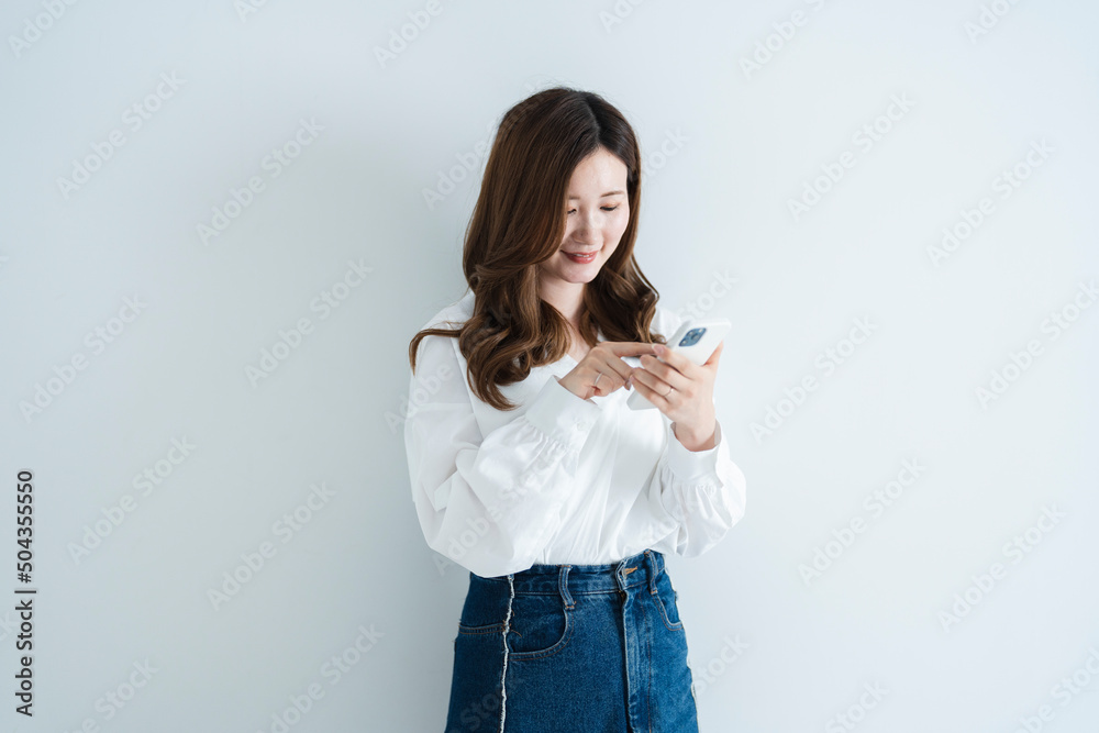 スマートフォンを使う女性 スマートフォンを使う女性