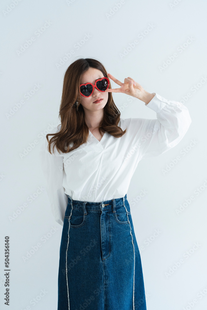 ハートのサングラスをかけた女性 ハートのサングラスをかけた女性