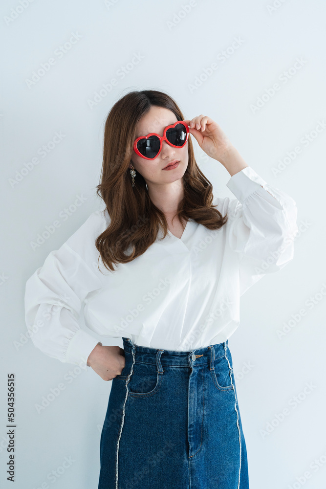 ハートのサングラスをかけた女性