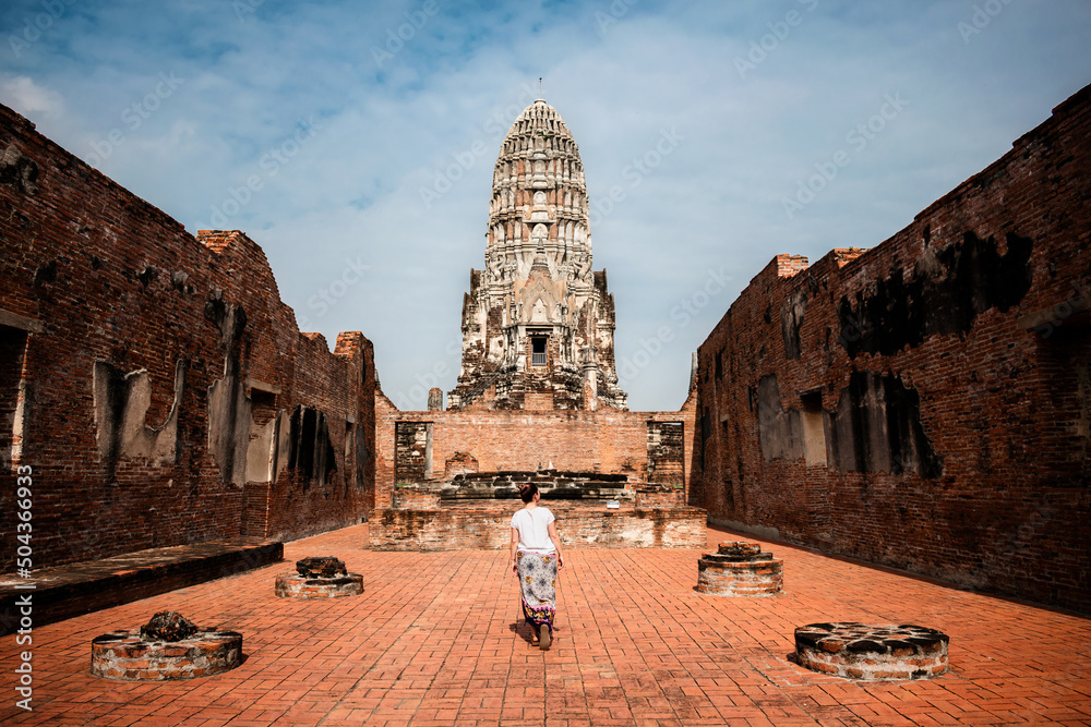Mujer turista recorriendo templos en ruinas, en Ayutthaya, Tailandia