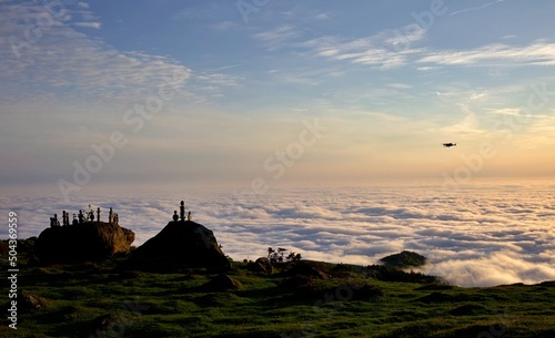 Cairn et drone captation vidéo mer de nuage - montagne paysage Ariège
