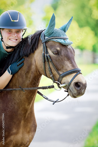 Glückliches Mädchen mit Pferd © Petra Fischer