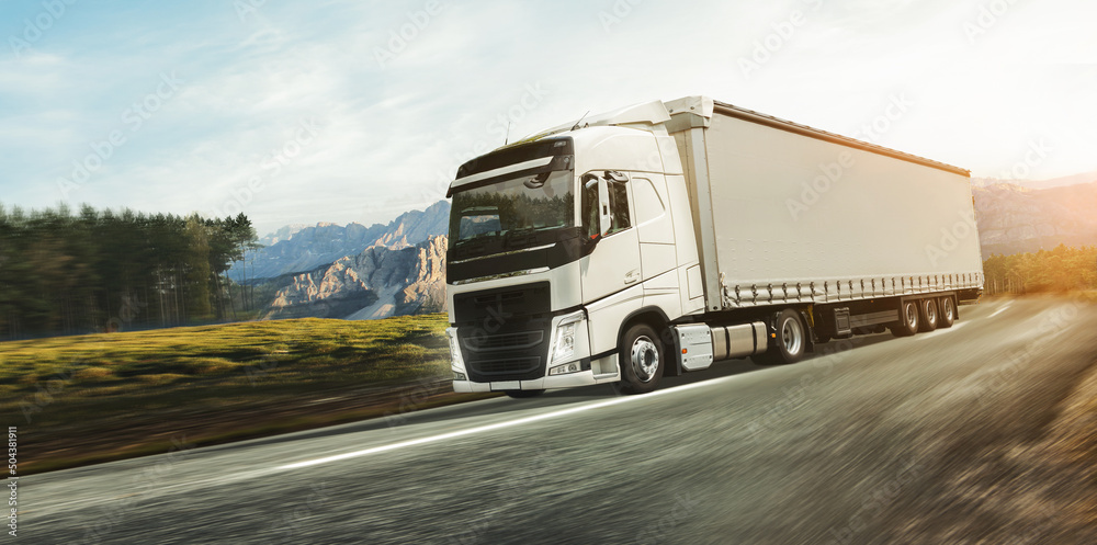 LKW bei der Lieferung über Land LKW bei der Lieferung über Land
